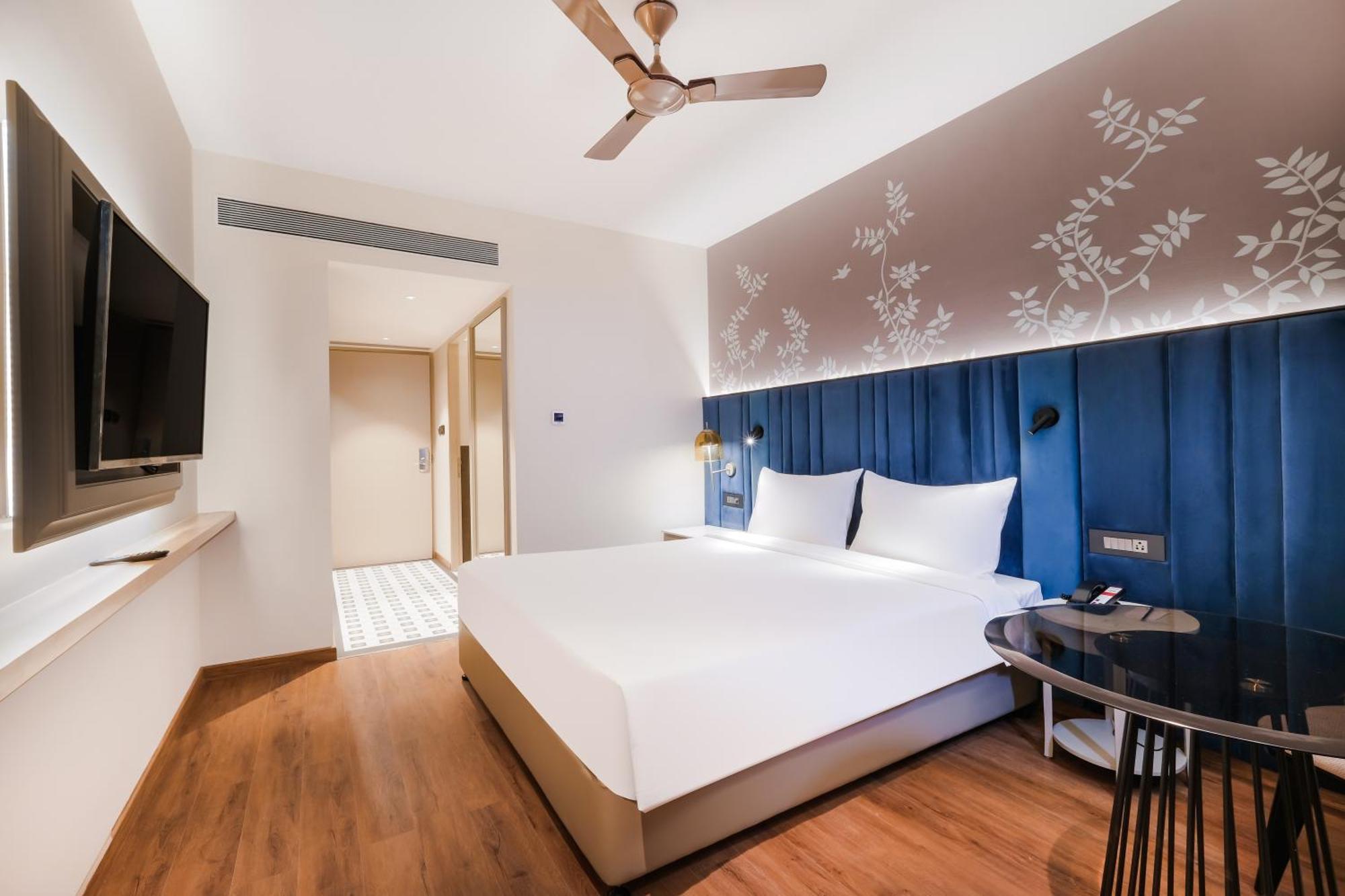 7 Apple Jal Mahal, 3*